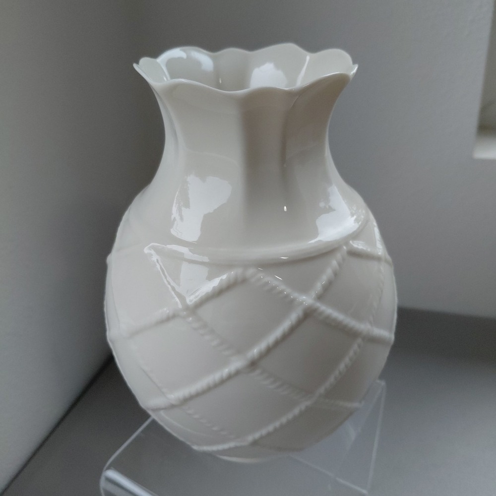 VTG BELLEEK Vase Strawberry Floral Basket Paper Thin Ceramic IRELAND 2002 Ruffle - Picture 6 of 8